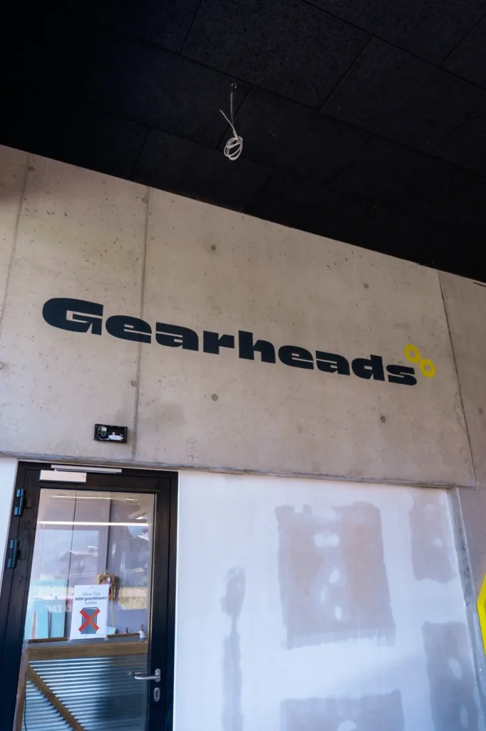 GEARHEADS Logo an der Betonwand im Eingangsbereich der neuen Werkstatt