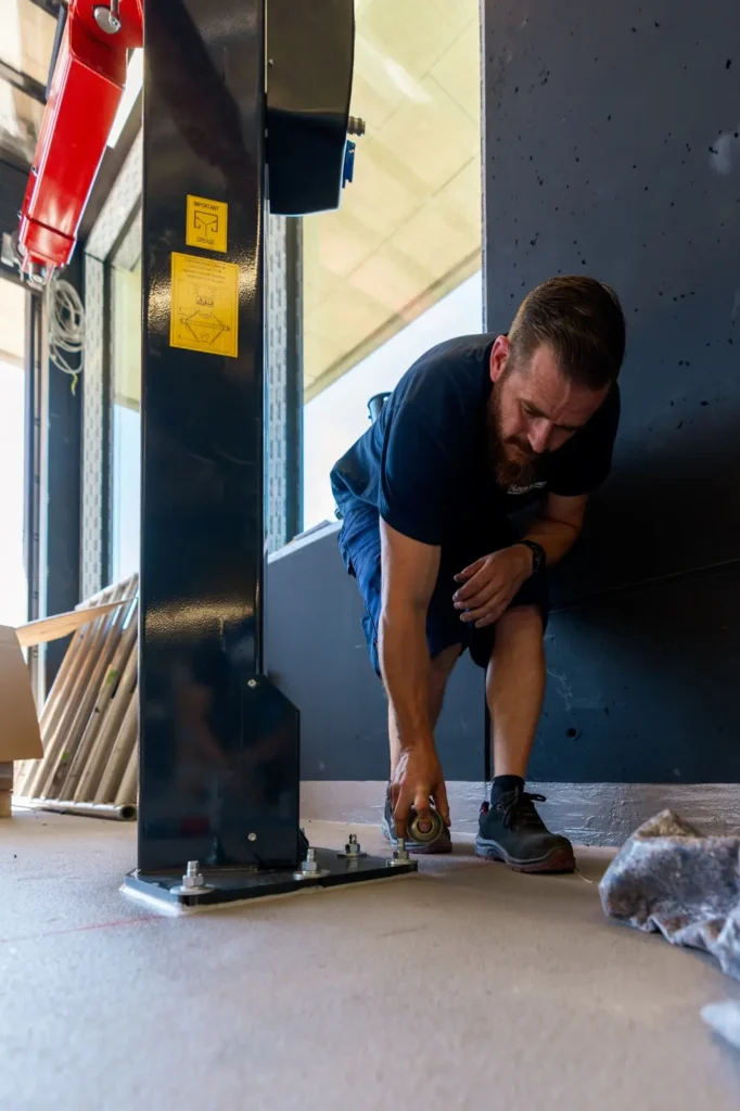 Gerhard Kastner beim Einrichten einer Hebebühne in der neuen GEARHEADS Werkstatt