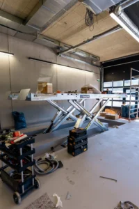 Werkstatt von GEARHEADS im Bau mit Ravaglioli Hebebühne und neuer Werkstattausstattung
