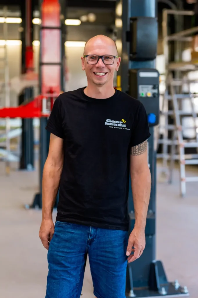 Mechaniker Robert Oberhofer in der neuen GEARHEADS Werkstatt in Kirchdorf